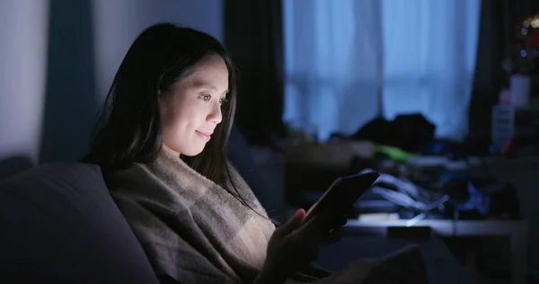 Wanita Menggunakan Smartphone Tempat Tidur Rumah — Stok Foto