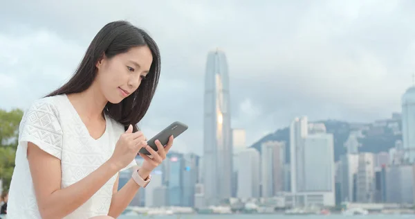 Mujer Mira Teléfono Móvil Aire Libre — Foto de Stock