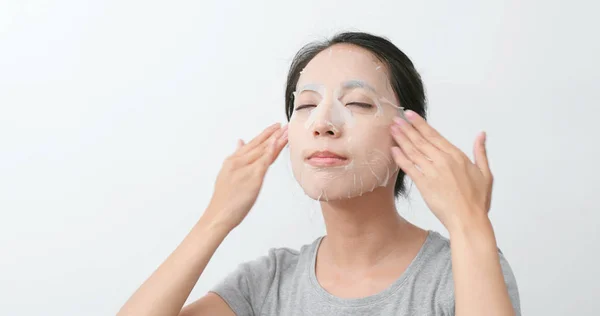 Mulher Asiática Aplicar Máscara Papel Rosto — Fotografia de Stock
