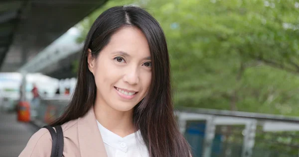 Mujer Asiática Sonrisa Cámara —  Fotos de Stock