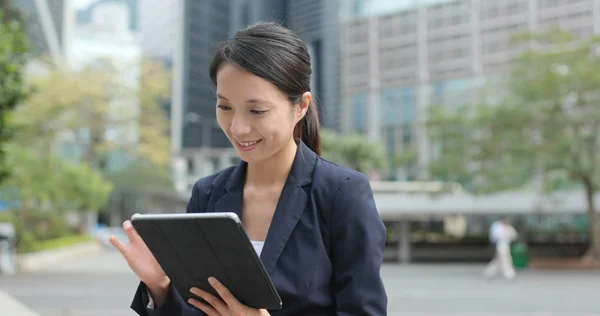 Businesswoman Comprobar Ordenador Tableta Aire Libre —  Fotos de Stock