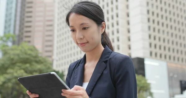 Zakenvrouw Controleren Tablet Bij Buiten — Stockfoto