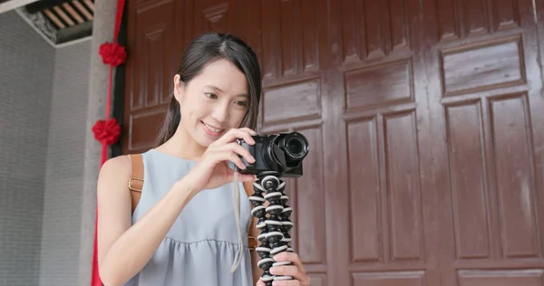 女性は 伝統的な中国の寺院のカメラでビデオを撮影 — ストック写真