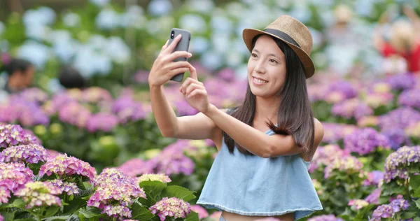 Vrouw Die Selfie Met Cellphone Hortensia Bloem Boerderij — Stockfoto