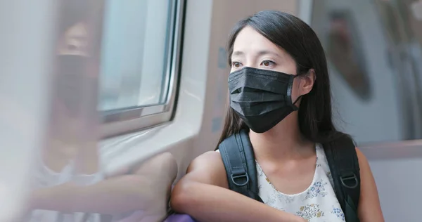 Wanita Mengenakan Topeng Pelindung Dan Mengambil Kereta — Stok Foto