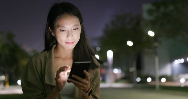 Geceleri smartphone üzerinde çalışan kadın