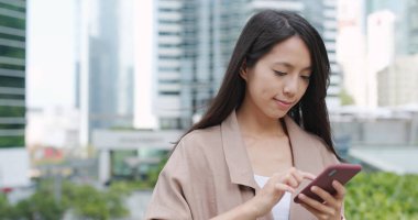 cep telefonu açık, kullanan kadın