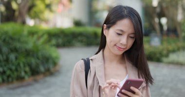 Asyalı kadın cep telefonuna SMS göndermek