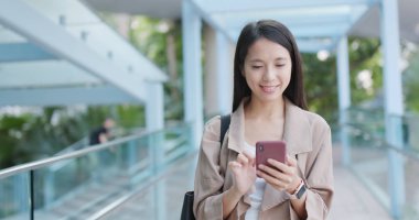 Şehirde cep telefonu kullanan bir kadın.