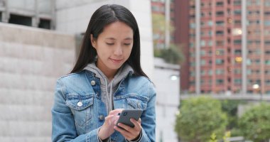 Akıllı telefon kullanan Asyalı kadın