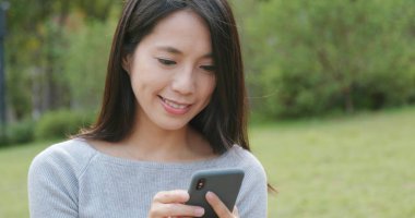 Parkta Smartphone kullanan kadın