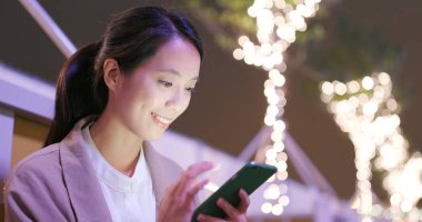 Cep telefonuyla şehirde geceleri işkadını