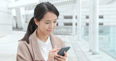 Cep telefonu açık Park'taki kullanarak iş kadını