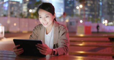 Geceleri Smartphone kullanarak iş kadını