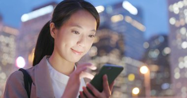 Genç işkadını geceleri smartphone kullanarak