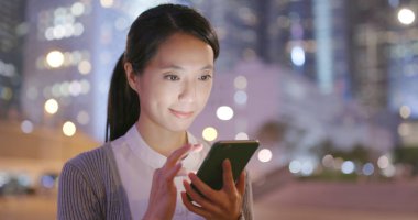 Cep telefonuyla şehirde geceleri işkadını