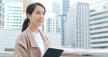 İş kadını işe açık, tablet bilgisayarda