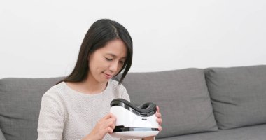 Yine de Vr aygıt vasıl ev arayan kadın