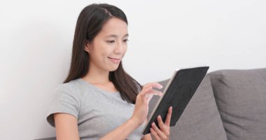 Kadın evdeki tablet bilgisayardan izliyor