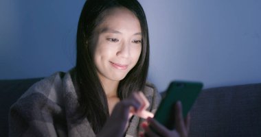 Cep telefonu online geceleri kullanan kadın