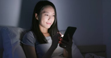 Cep telefonu online geceleri kullanan kadın