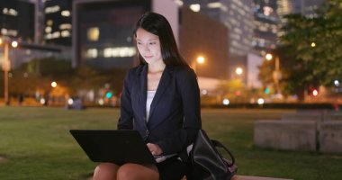 İş kadını iş dizüstü bilgisayar üzerinde 