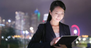 Dijital tablet bilgisayar kullanarak iş kadını