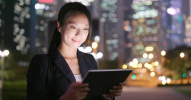 tablet bilgisayar kullanarak iş kadını