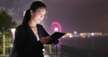 tablet bilgisayar kullanarak iş kadını