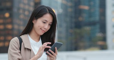 Cep telefonu şehirde kadın çeke