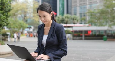 Hong Kong dizüstü bilgisayar kullanarak Asya iş kadını