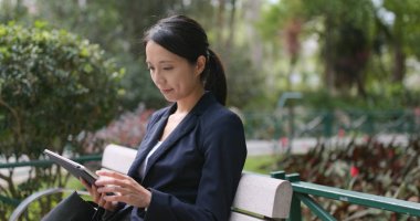 Dijital tablet bilgisayar kullanarak iş kadını