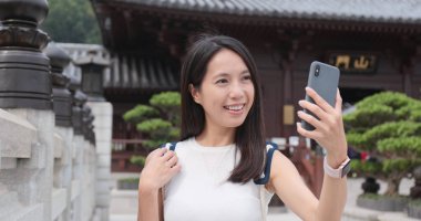 Selfie almak için cep telefonu kullanan kadın seyahat 