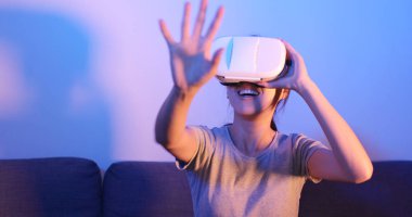 Kadın at VR cihaz arıyor 