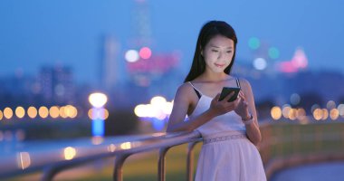 Asyalı kadın akşam istimal hareket eden telefon