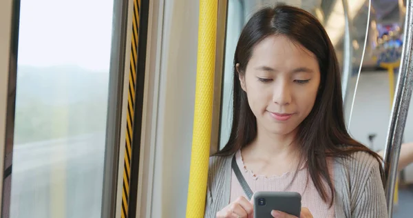 Femme Utilisant Smartphone Dans Compartiment Train — Photo