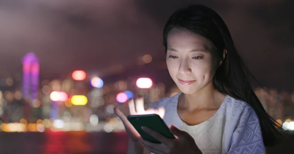 Jovem Mulher Usando Telefone Celular — Fotografia de Stock