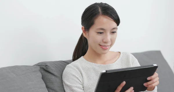 Woman Watching Film Tablet Computer — Stock Photo, Image
