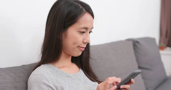 Mujer Usando Smartphone Casa — Foto de Stock