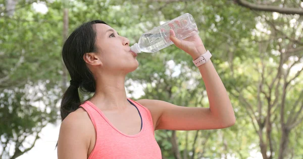 水のスポーツの女性の飲み物 — ストック写真