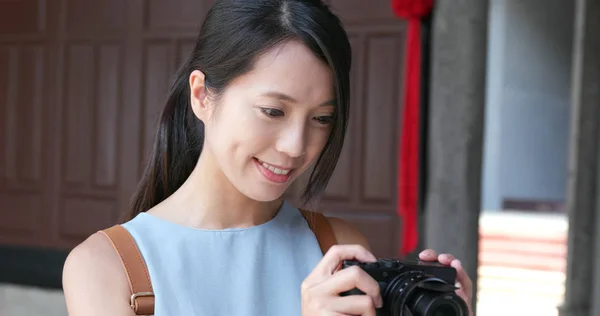 Reisefrau Nutzt Digitalkamera Für Aufnahme Von Vlog Chinesischem Altbau — Stockfoto