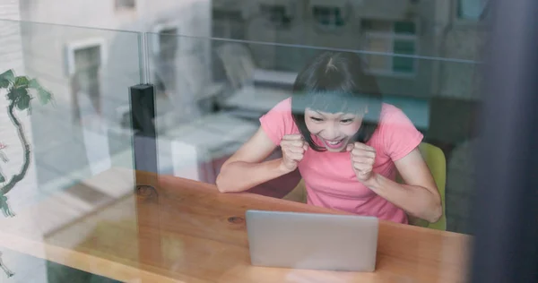 Mujer Usando Computadora Portátil Cafetería —  Fotos de Stock