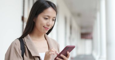 Kadın açık, cep telefonu kısa mesaj gönderme