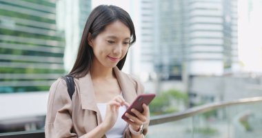 Cep telefonu açık, Genç kadın çalışmalarına