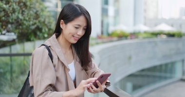 Cep telefonu kullanan kadın