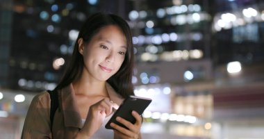 Kadın geceleri cep telefonu kısa mesaj gönderme