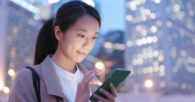 Cep telefonuyla geceleri işkadını