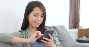 Ev kadını evde Smartphone kullanarak