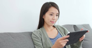 kadın evde tablet üzerinde okuma