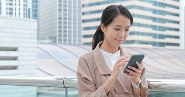 Cep telefonu için online kullanan kadın